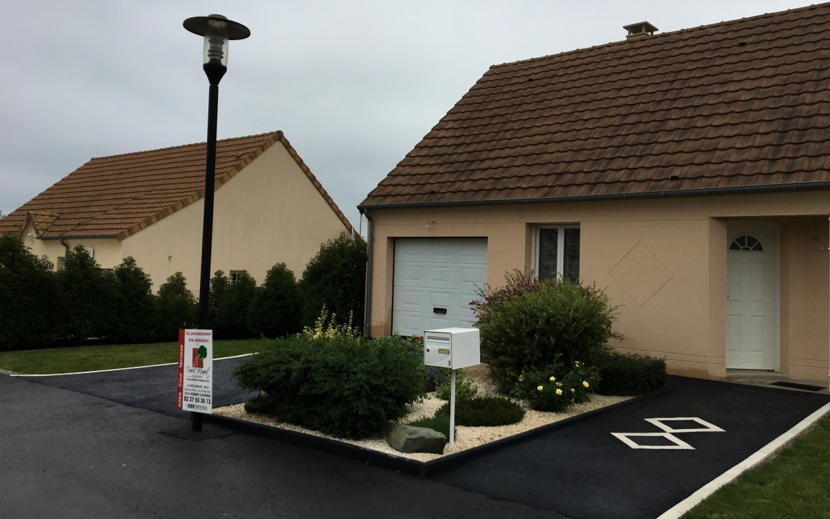 Cration Cour en enrob noir  chaud  Cherr conue le 01/05/2025