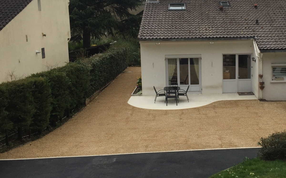 Cration Cour en Alvostar et enrob noir  chaud  Sermaise conue le 30/04/2025
