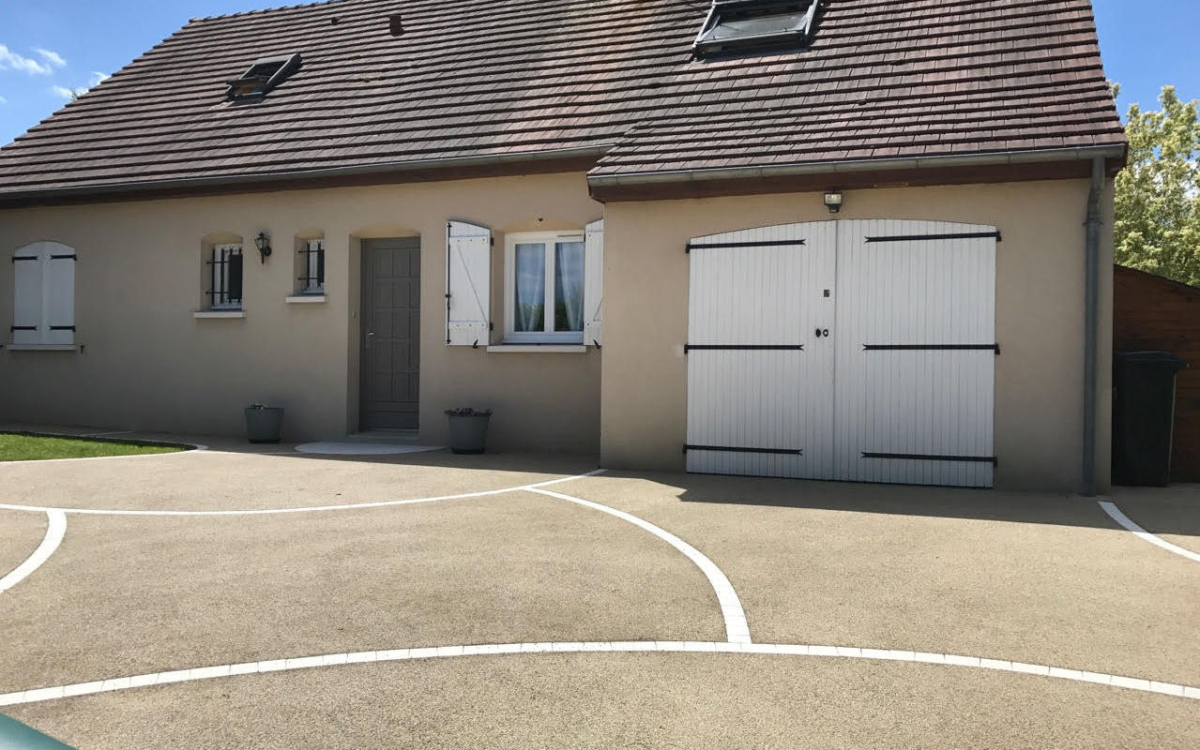 Ralisation Cour en bton poreux  Monts cre le 27/02/2018