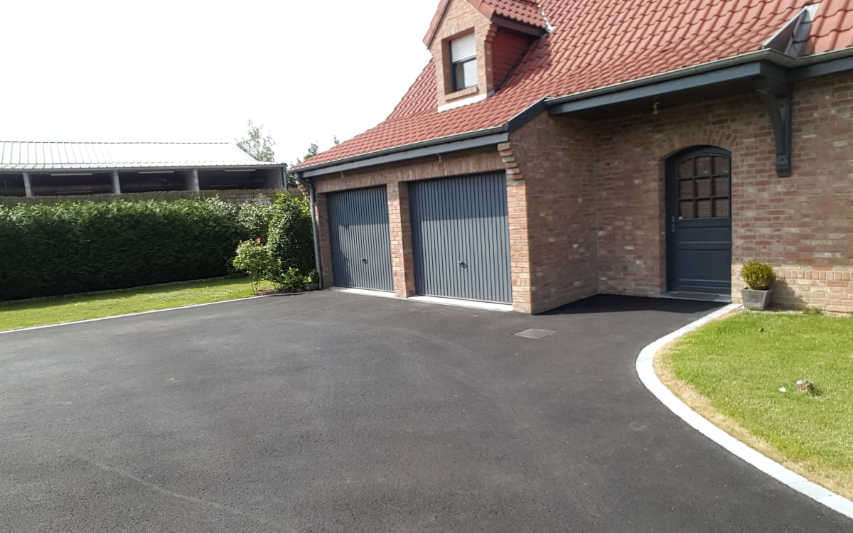 Conception Cour en enrob noir  chaud  Wervicq-Sud cre le 01/05/2025