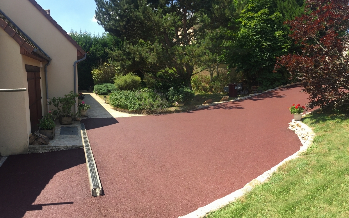 Cration Cour en enrob rouge  chaud  Roinville  ralise le 01/05/2025