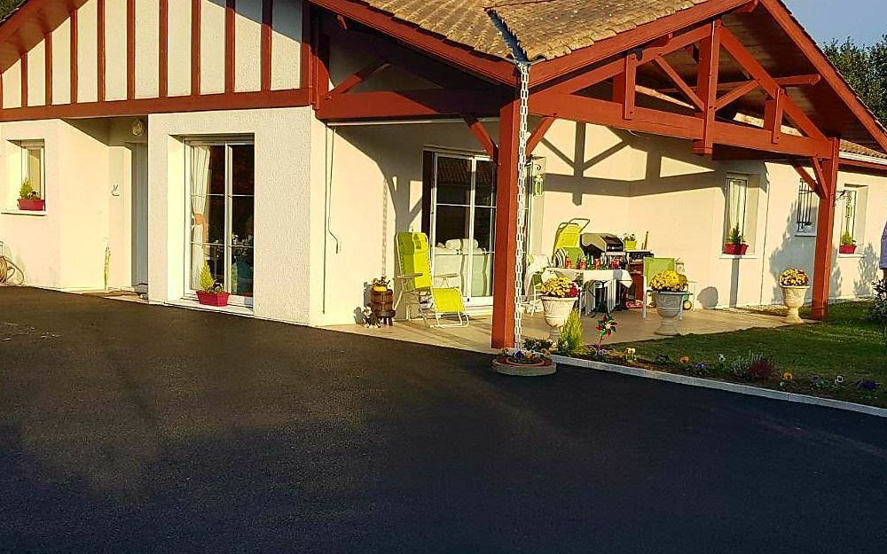Conception Cour en enrob noir  chaud  Riviere Saas et Gouby cre le 04/05/2018