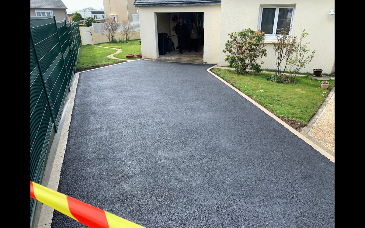 Cration Entre de maison en enrob  chaud  Guilers conue le 18/03/2022