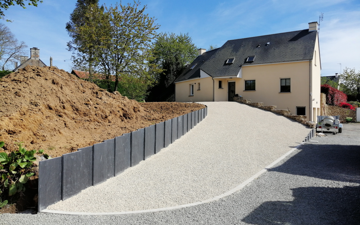 Conception Entre de maison en Alvostar avec un soutnement en ardoise  Saint-Hilaire-du-Harcout cre le 03/05/2023