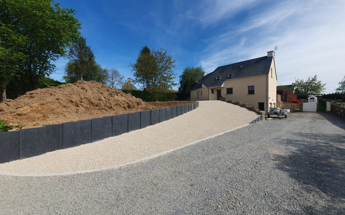 Conception Entre de maison en Alvostar avec un soutnement en ardoise  Saint-Hilaire-du-Harcout ralise le 03/05/2023