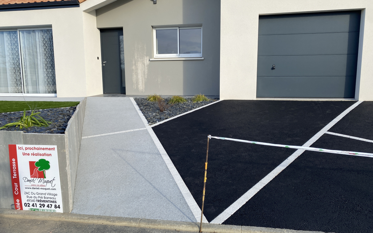 Cration Entre de maison en bton decoratif, Dm green et enrob  chaud  TREMENTINES ralise le 17/11/2023