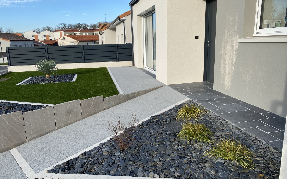 Cration Entre de maison en bton decoratif, Dm green et enrob  chaud  TREMENTINES ralise le 17/11/2023