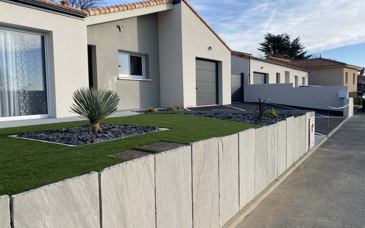 Cration Entre de maison en bton decoratif, Dm green et enrob  chaud  TREMENTINES ralise le 17/11/2023