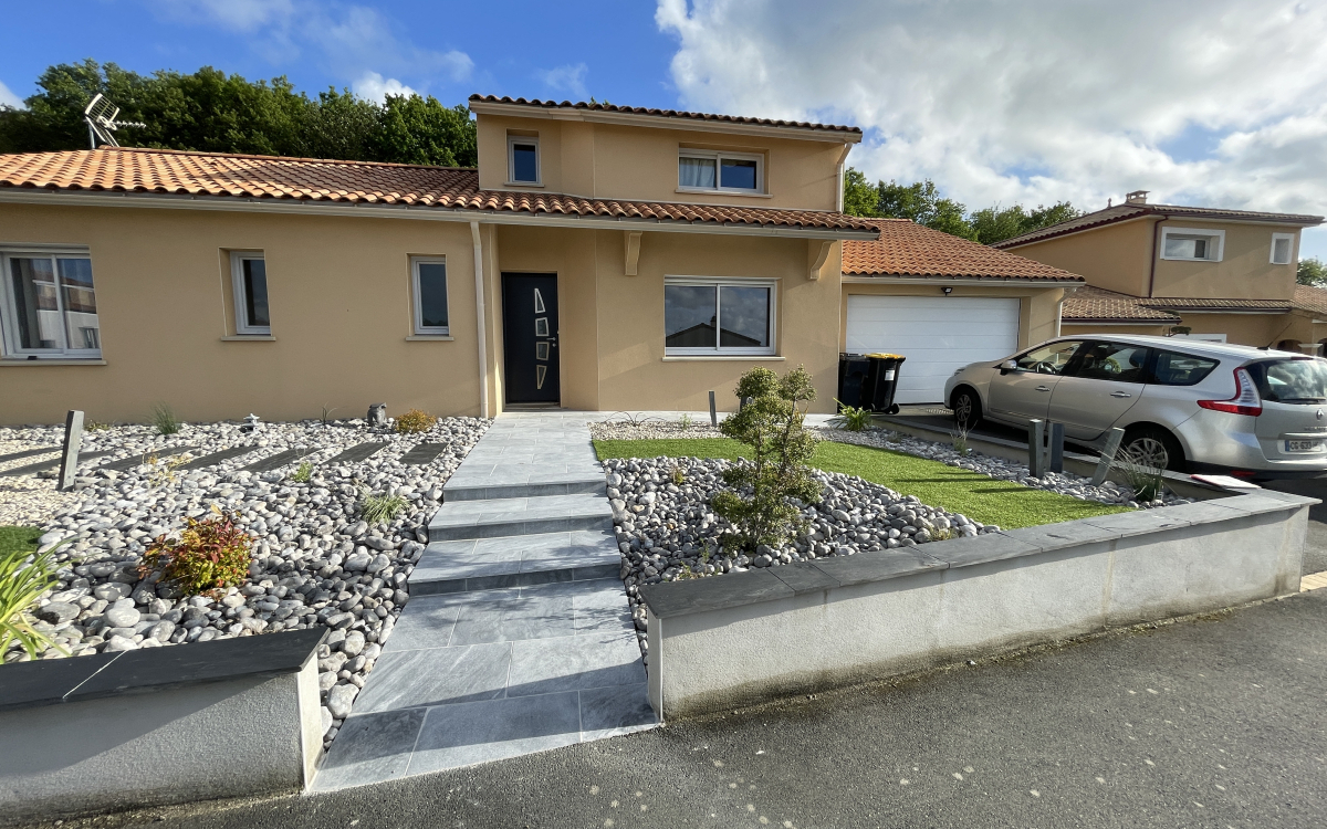 Conception Entre de maison en Dm green et pavage dallage  ST GEORGES DES GARDES cre le 10/05/2023