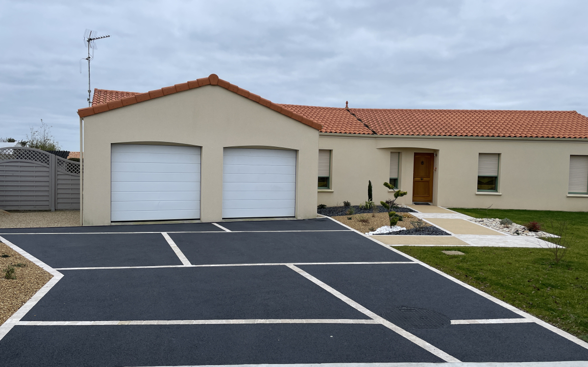 Conception Entre de maison en bton decoratif et pavage dallage  CORON ralise le 23/09/2022