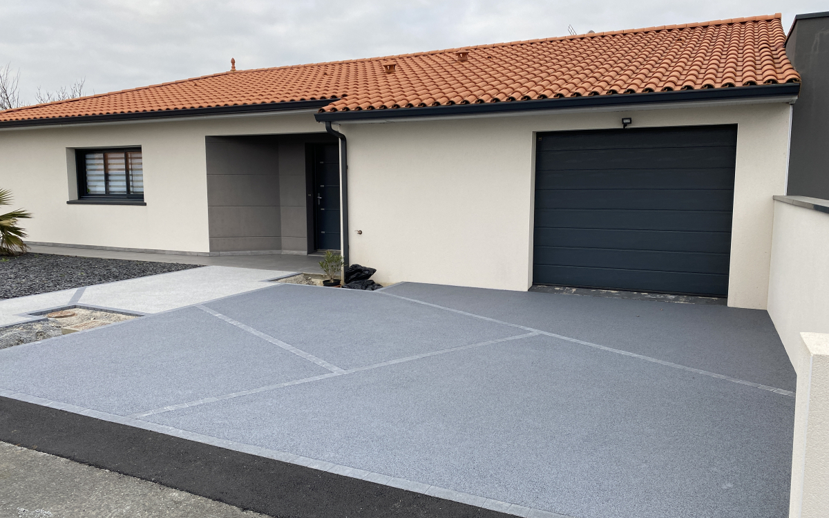 Conception Entre de maison en bton decoratif et Pav la couture  St Lger Sous Cholet ralise le 31/01/2021