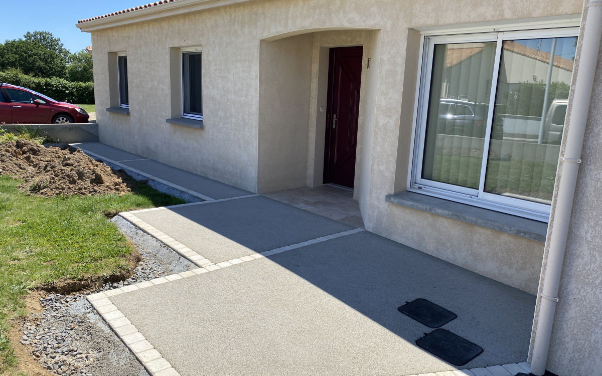 Conception Entre de maison en bton decoratif, enrob  chaud et Pav la couture  Yzernay cre le 26/05/2021