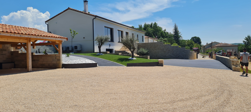 Conception Entre de maison en Dm green, enrob  chaud, Gravistar, Pav la couture et prparation du terrain  Puy l'Evque ralise le 11/05/2021