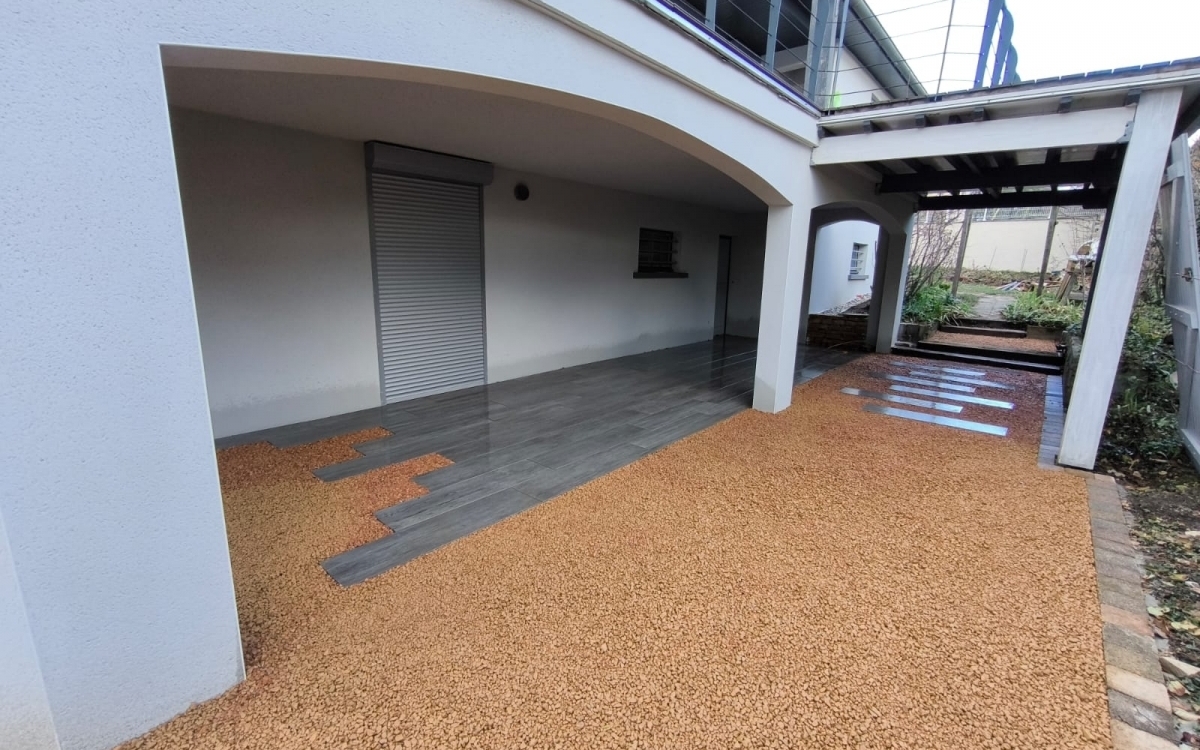 Conception Entre de maison en Alvostar et grs crame et Place de parking sous le carport en Enrob  Chaud  THURINS ralise le 04/12/2023