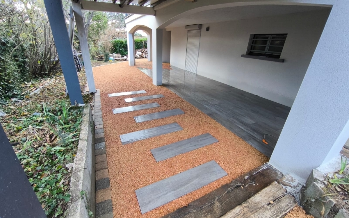Conception Entre de maison en Alvostar et grs crame et Place de parking sous le carport en Enrob  Chaud  THURINS ralise le 04/12/2023