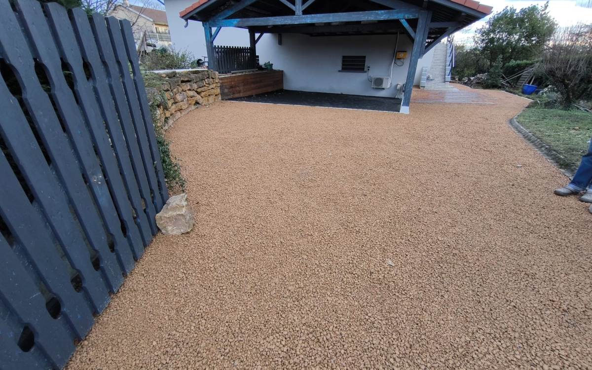 Conception Entre de maison en Alvostar et grs crame et Place de parking sous le carport en Enrob  Chaud  THURINS ralise le 04/12/2023