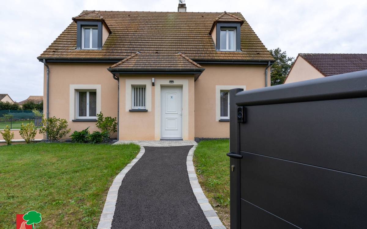 Ralisation Entre de maison en enrob  chaud noir   La Fert Bernard conue le 13/02/2024