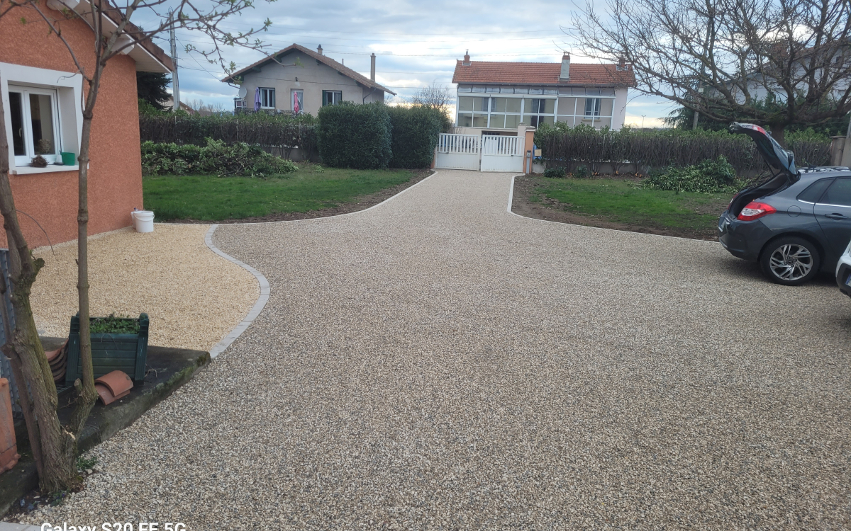 Cration Entre de maison en Alvostar, enrob  chaud et Pav la couture - Loire conue le 29/04/2024