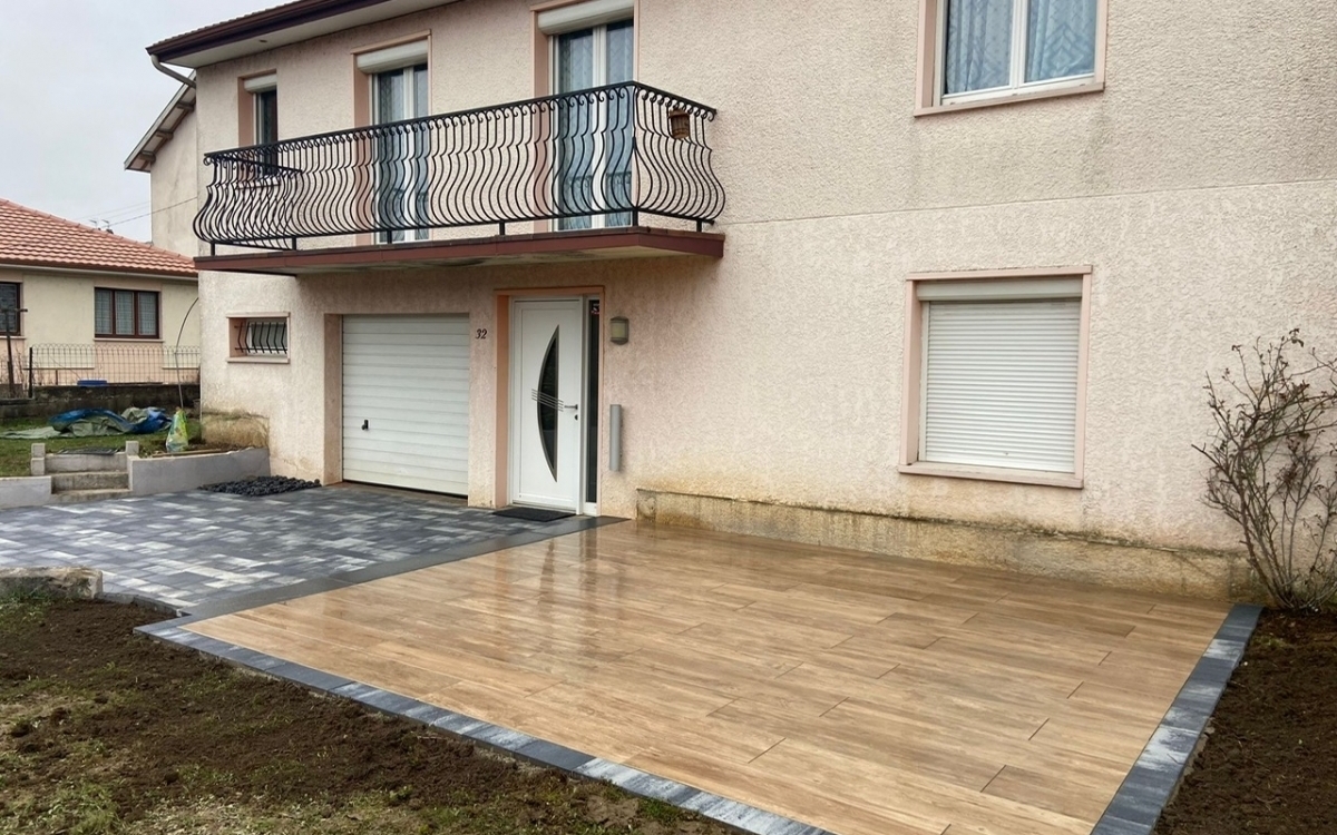 Conception Entre de maison en grs crame et Pav la couture ralise le 21/08/2024