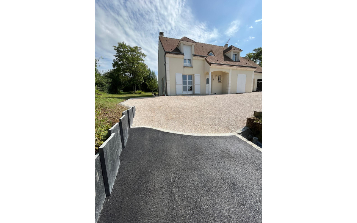 Cration Entre de maison en Alvostar, bordures haute couture, enrob  chaud et prparation du terrain  Epernon ralise le 09/08/2024