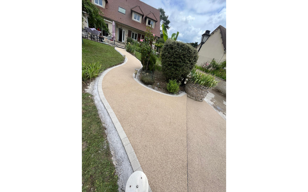Cration Entre de maison en bordures haute couture, enrob  chaud, Minralstar , Pav la couture et prparation du terrain  Les essarts le roi ralise le 01/08/2024