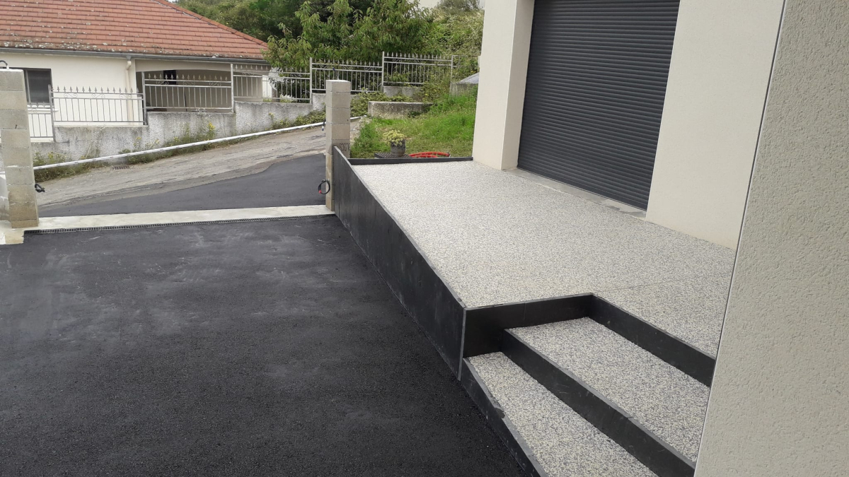 Ralisation Entre de maison en enrob  chaud et Hydrostar  CHANAS conue le 27/06/2024
