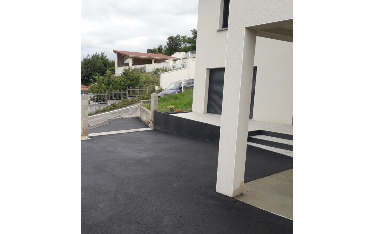 Ralisation Entre de maison en enrob  chaud et Hydrostar  CHANAS conue le 27/06/2024