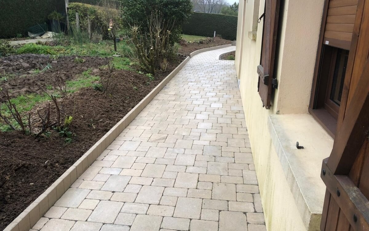 Ralisation Entre de maison en pavage  La Haute-Chapelle cre le 09/01/2025