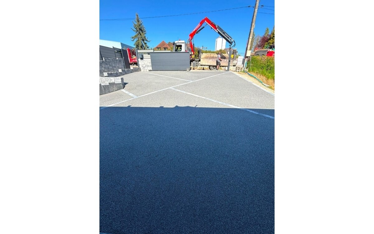 Ralisation Entre de maison en mix pavage et rsine  TOMBLAINE conue le 23/05/2025