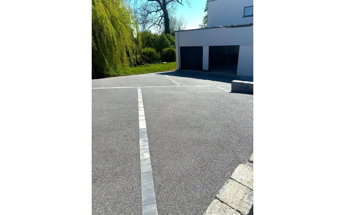 Ralisation Entre de maison en mix pavage et rsine  TOMBLAINE conue le 23/05/2025