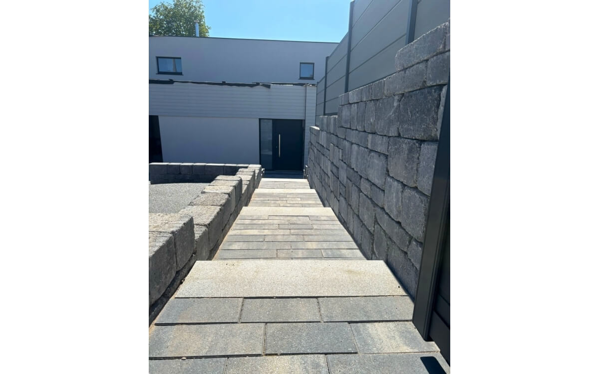 Ralisation Entre de maison en rsine et pavage et cration marche  TOMBLAINE cre le 23/05/2025