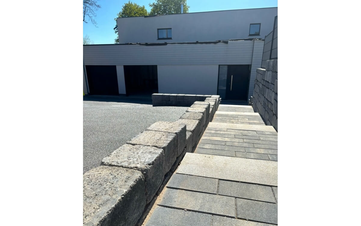 Ralisation Entre de maison en rsine et pavage et cration marche  TOMBLAINE cre le 23/05/2025