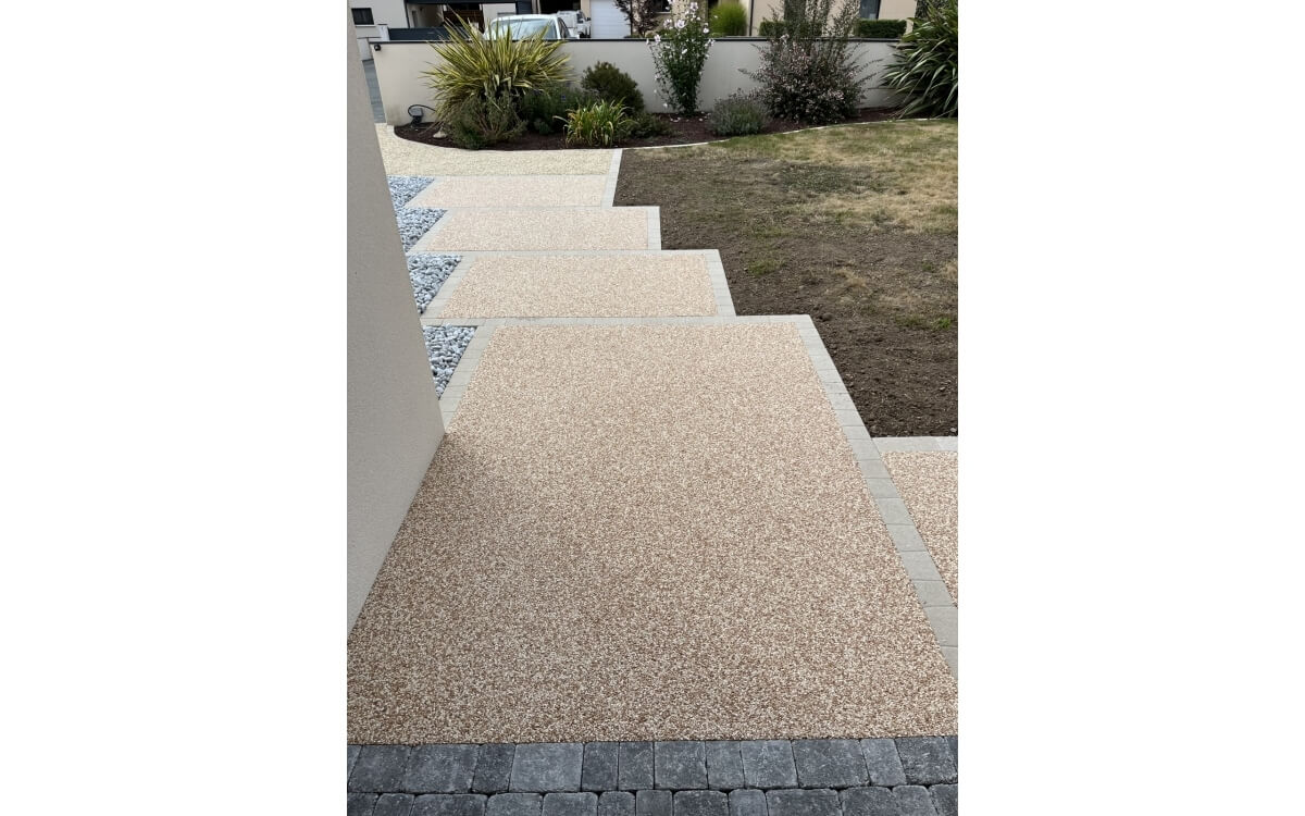 Ralisation Entre de maison en Hydrostar et Pav la couture  Saint Andr Goul-d?Oie conue le 28/08/2025