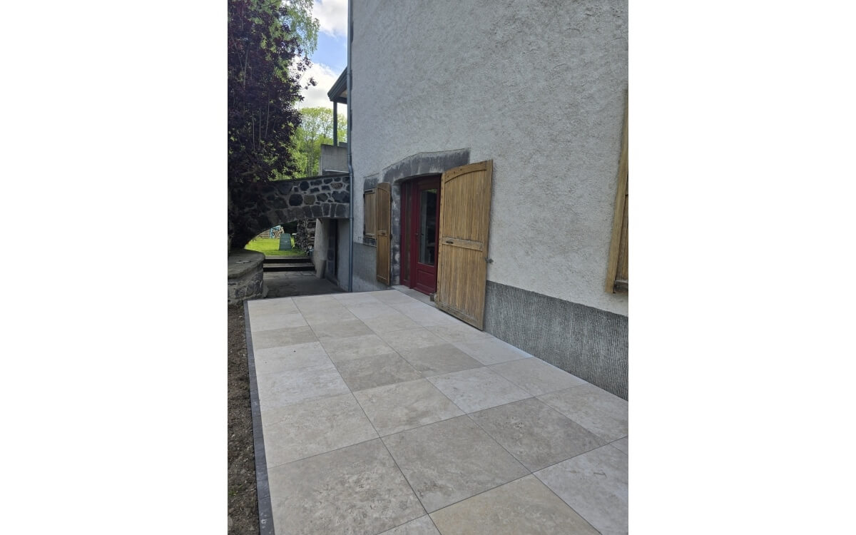 Ralisation Entre de maison en Dm profil gres crame conue le 24/09/2025