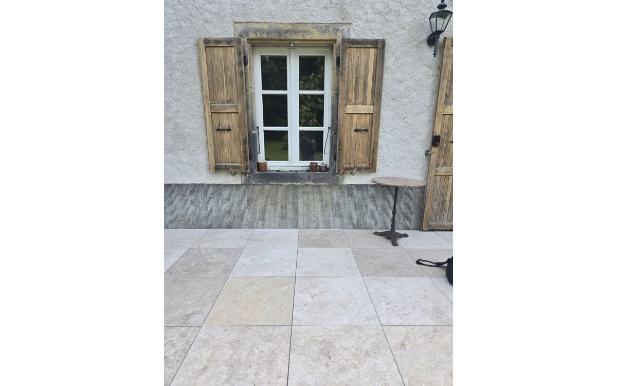 Ralisation Entre de maison en Dm profil gres crame conue le 24/09/2025