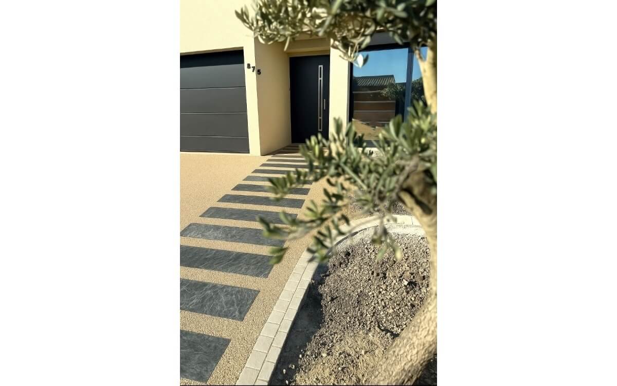 Cration Entre de maison en  Hydrostar avec pas japonais ardoise et terrasse en grs crame  EULMONT