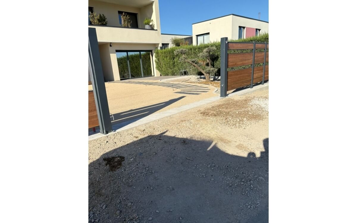 Cration Entre de maison en  Hydrostar avec pas japonais ardoise et terrasse en grs crame  EULMONT