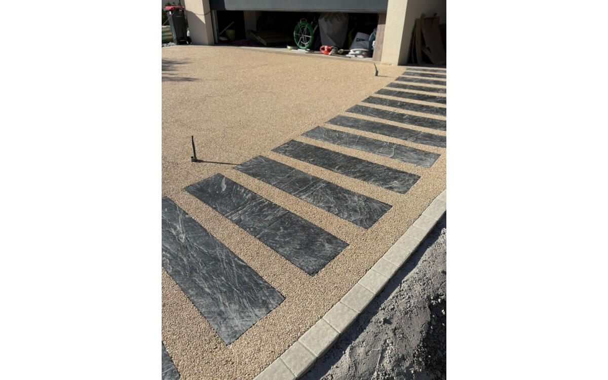 Cration Entre de maison en  Hydrostar avec pas japonais ardoise et terrasse en grs crame  EULMONT