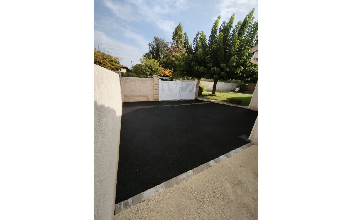 Cration Entre de maison en enrob  chaud  Valence ralise le 17/10/2025