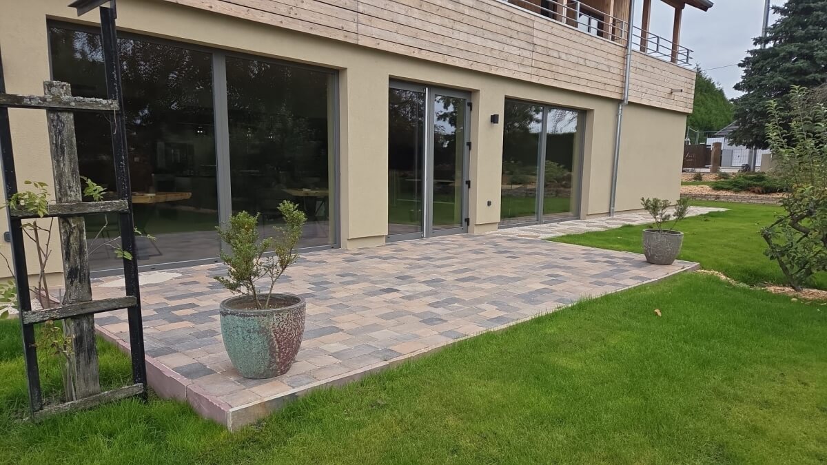 Cration Entre de maison en dallage  pavage, enrob  chaud et Pav marjolaine  Oberlauterbach ralise le 13/08/2025