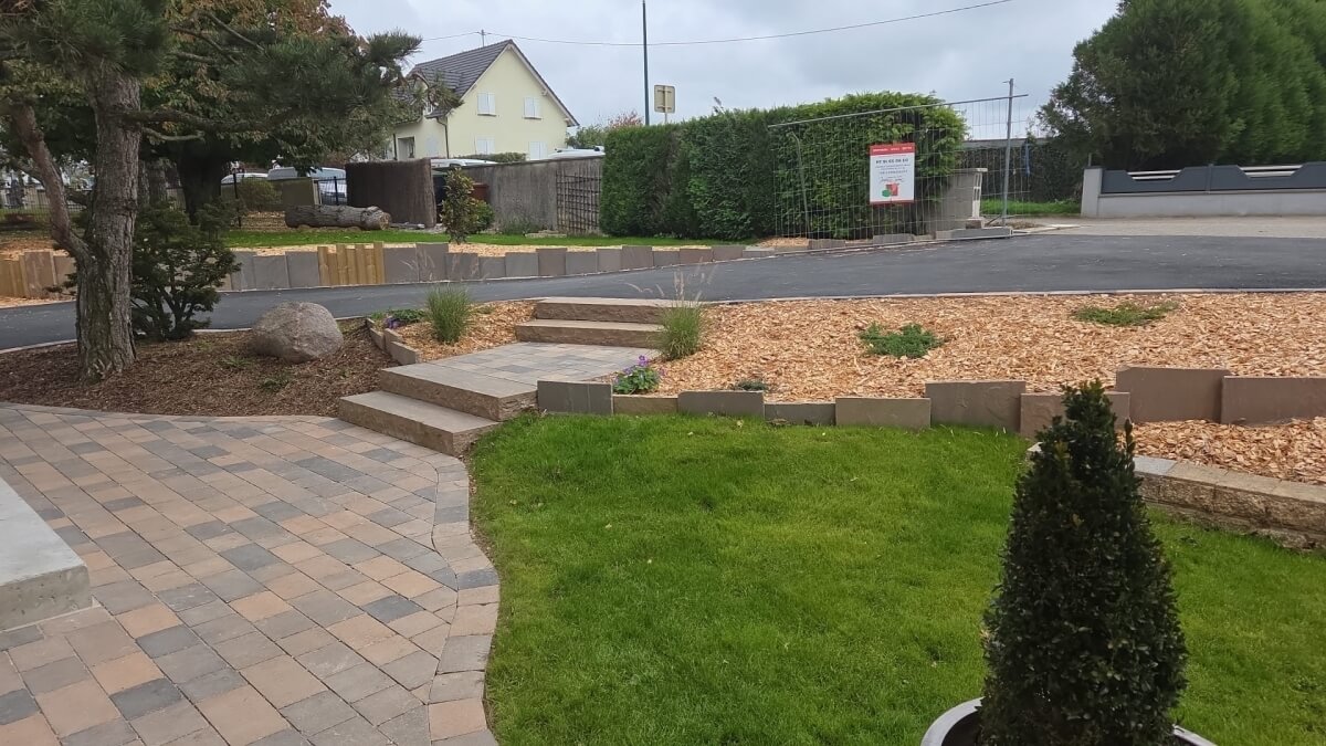 Cration Entre de maison en dallage  pavage, enrob  chaud et Pav marjolaine  Oberlauterbach ralise le 13/08/2025