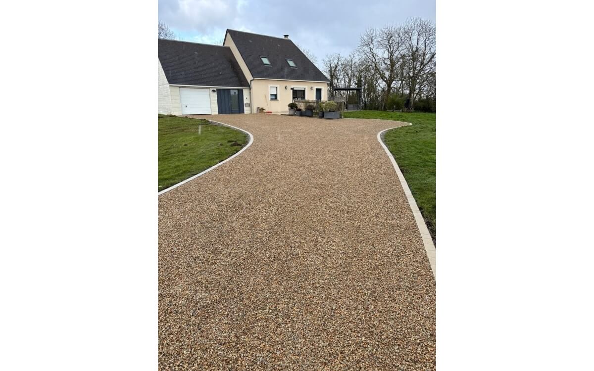 Cration Entre de maison en Gravistar, Pav la couture et prparation du terrain  Saint pierre du bu ralise le 10/11/2025