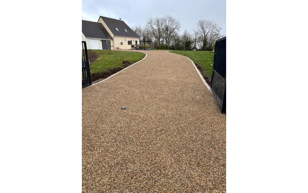 Cration Entre de maison en Gravistar, Pav la couture et prparation du terrain  Saint pierre du bu ralise le 10/11/2025