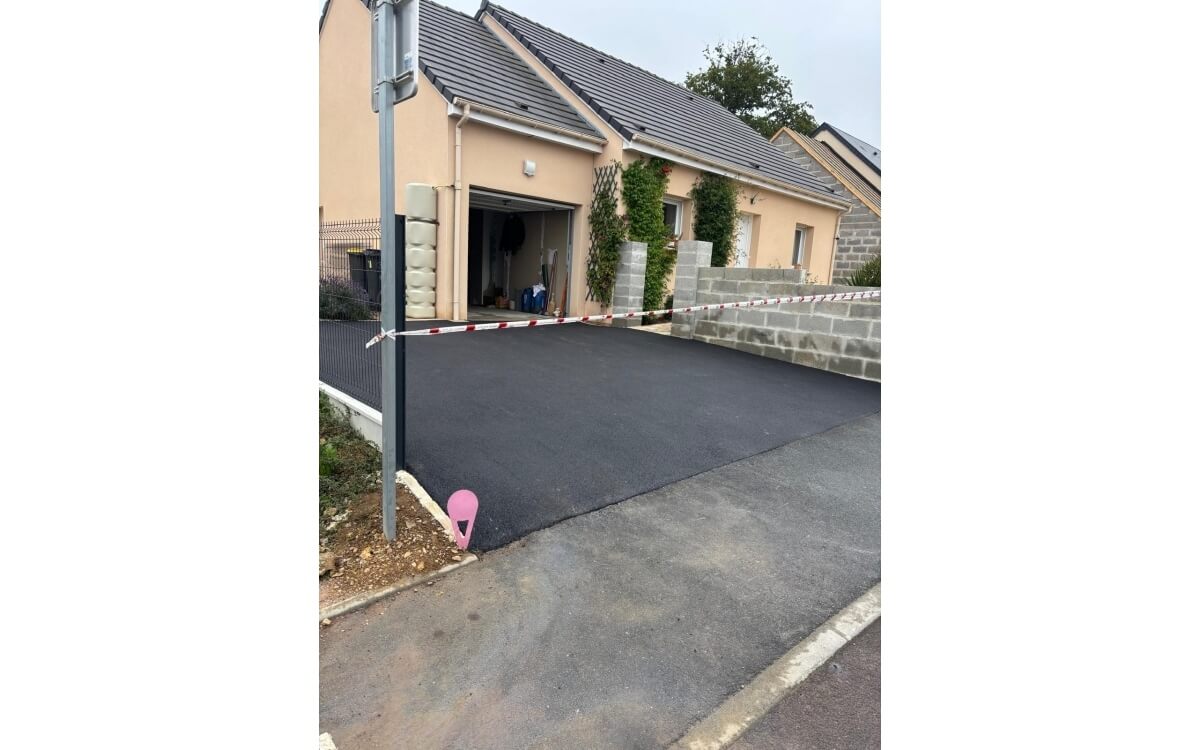 Cration Entre de maison en dallage multiformat et enrob  chaud  tilly sur seulles ralise le 20/06/2025