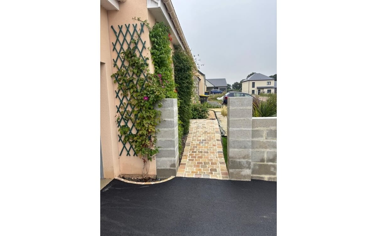 Cration Entre de maison en dallage multiformat et enrob  chaud  tilly sur seulles ralise le 20/06/2025