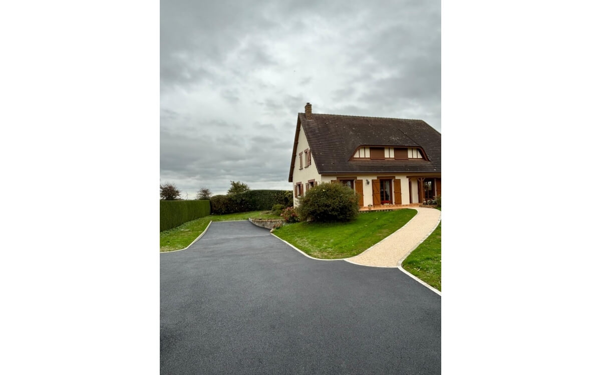 R�alisation Entr�e de maison en enrob� � chaud, Hydrostar� et Pav� la couture� � Petit-Caux 