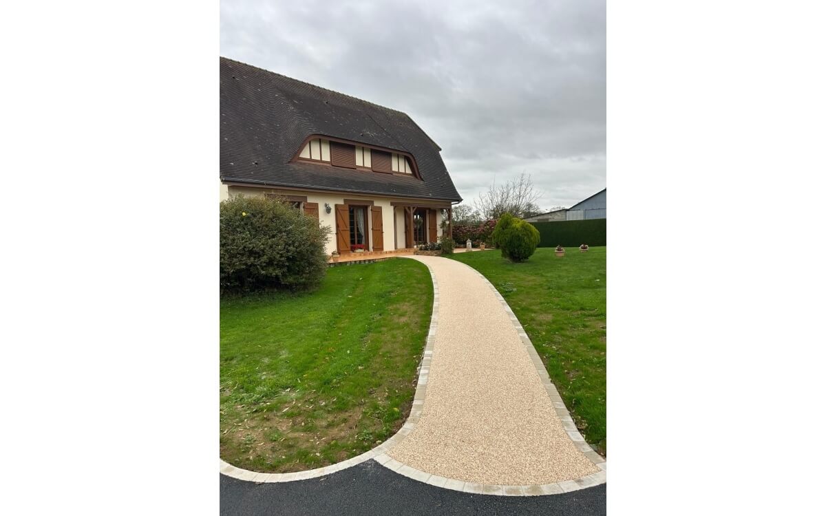 R�alisation Entr�e de maison en enrob� � chaud, Hydrostar� et Pav� la couture� � Petit-Caux 