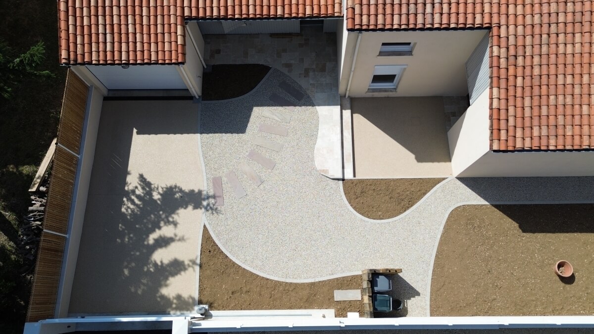 Conception Entr�e de maison en Alv�ostar�, dallage multiformat et Hydrostar� - Vienne