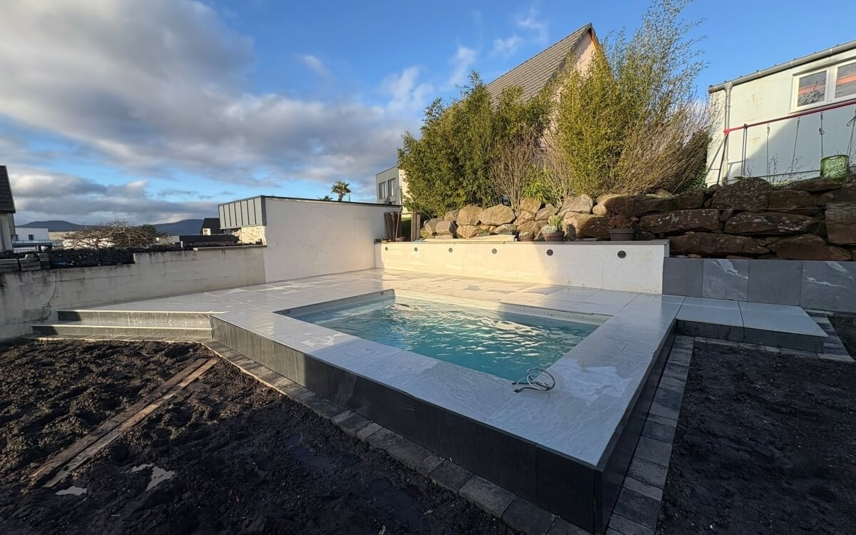 R�alisation Terrasse et plage piscine en ceramique, Marche palliere et pavage � Gundershoffen con�ue le 11/12/2025