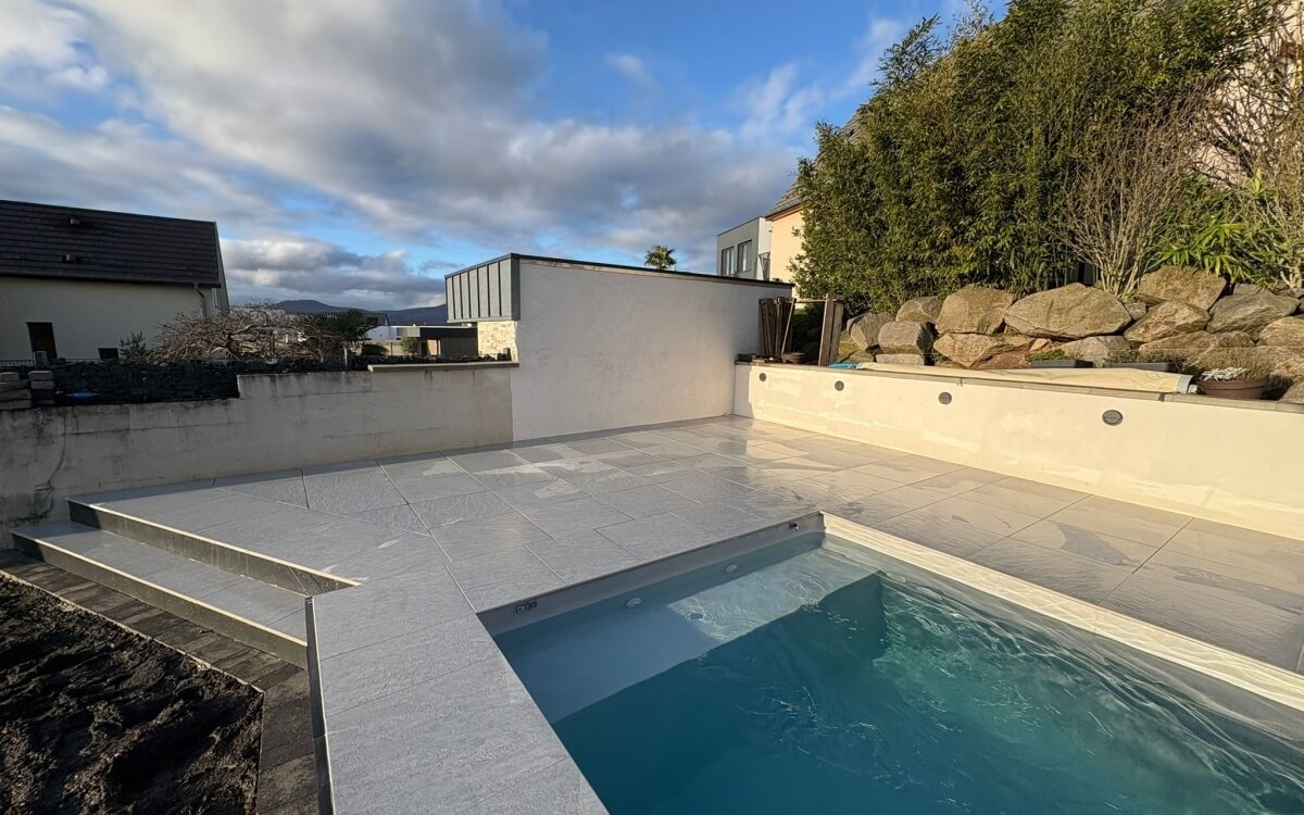 R�alisation Terrasse et plage piscine en ceramique, Marche palliere et pavage � Gundershoffen con�ue le 11/12/2025